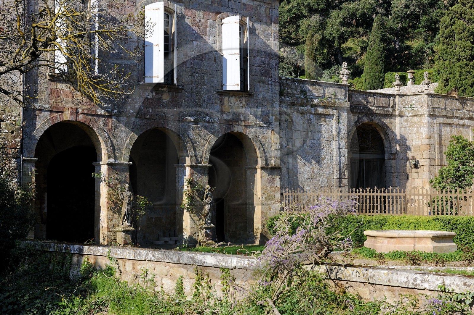 France, Aude (11), abbaye cistercienne de Fontfroide, façade du bâtiment des frères convers