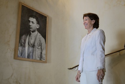 France, Alpes-Maritimes (06), Cannes, la villa La Californie où vécu Pablo Picasso, aujourd'hui renommé le Pavillon de Flore par Marina Picasso, Marina Picasso petite fille de Picasso regardant une photo de Pablo Picasso jeune