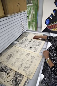 France, Charente (16), Angoulême, Cité internationale de la bande dessinée et de l’image (CIBDI), dans les réserves du musée de la BD, crayonné original de Tintin au Tibet par Hergé à gauche et l'encrage à droite