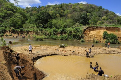Tanzania, Morogoro district, Uluguru mountains, gold diggers on the river Ruvu