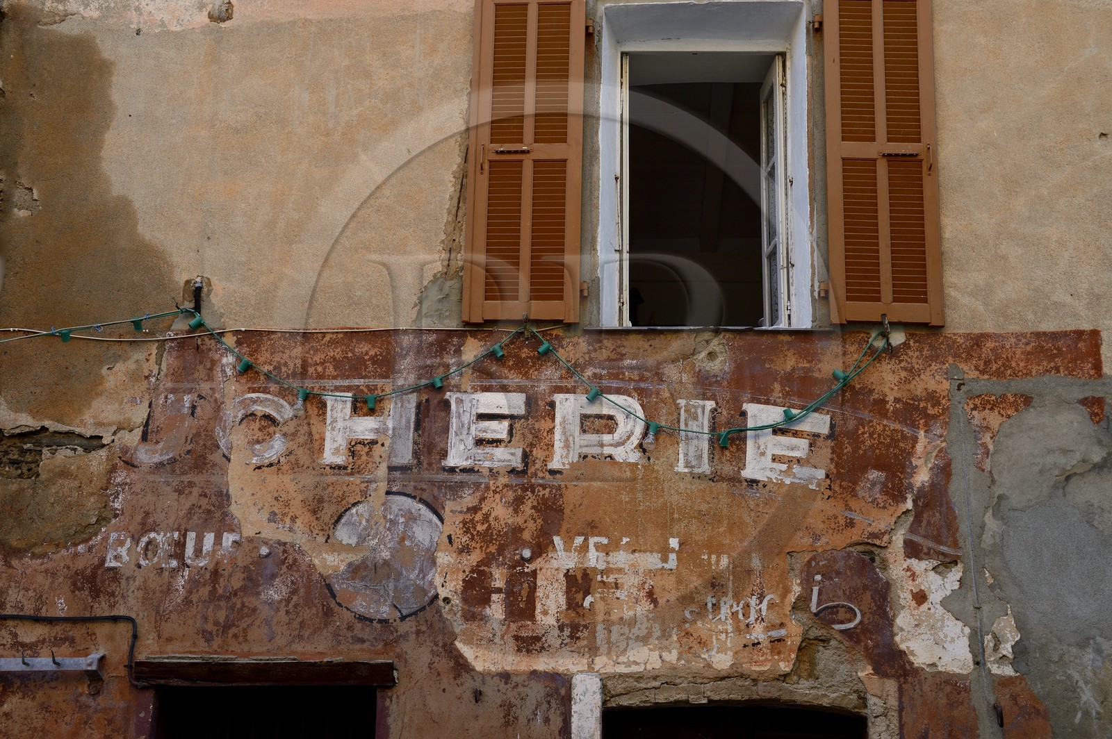 France, Haute-Corse (2B), Castagniccia, village de La Porta, ancienne boucherie dans la rue principale France, Haute-Corse (2B), Castagniccia, village de La Porta, ancienne boucherie dans la rue principale