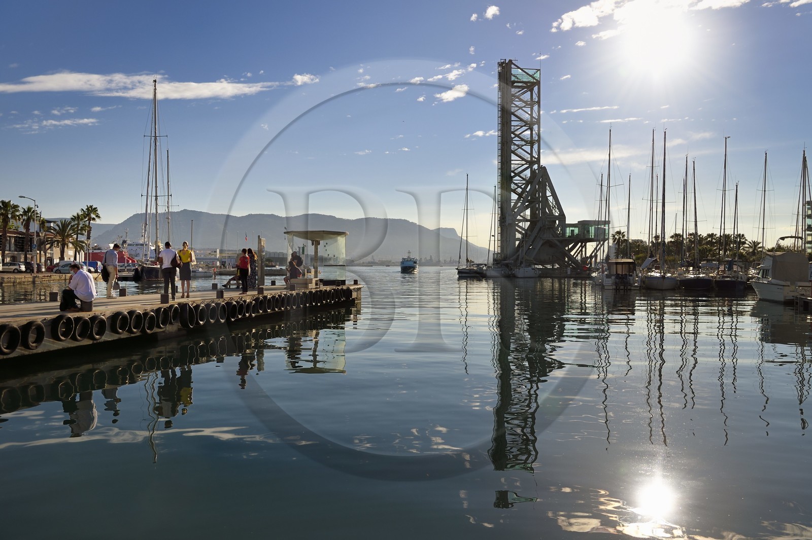 France, Var (83), La Seyne-sur-Mer, Parc de la Navale sur les anciens chantiers navals, le pont levant ou basculant à la sortie du port et jetée du bateau-bus