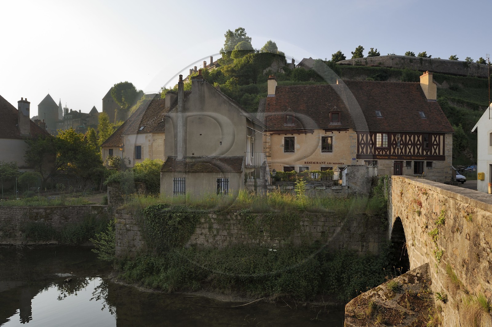 France, Côte d'Or (21), Semur-en-Auxois, les bords de la rivière l'Armançon au pont des Minimes