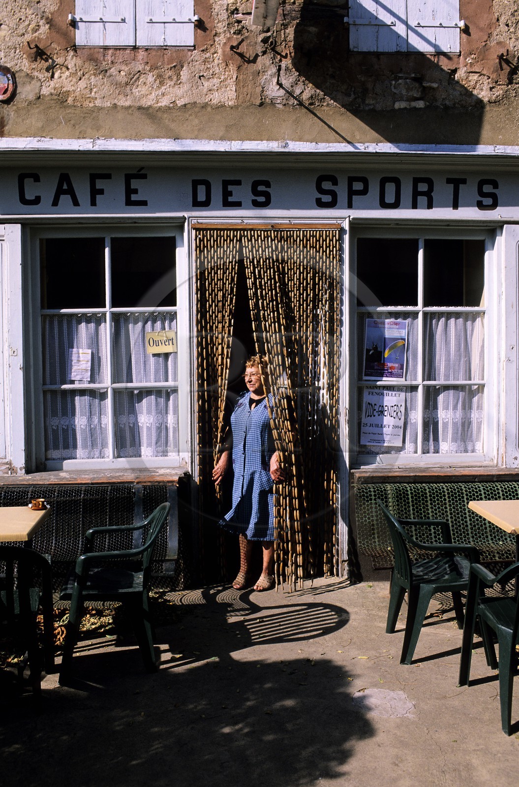 France, Aude (11), le ìcafé des sports du village de Padern dans les Corbières cathares