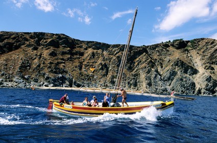 France, Pyrenees Orientales, Banyuls sur Mer, traditional catalan fishing boat along the cote Vermeille (Vermillion Coast)
