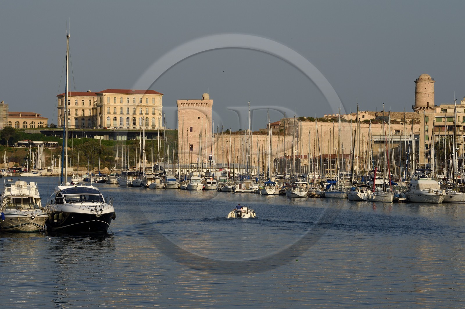 France, Bouches-du-Rhône (13), Marseille, Le Vieux Port, Fort Saint Jean et palais du Pharo en arrière plan