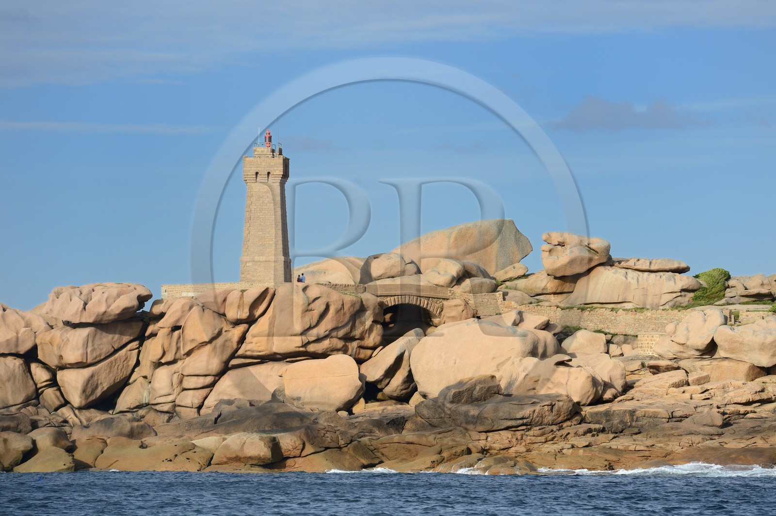 France, Côtes-d'Armor (22), Côte de Granit Rose, Perros-Guirec, Ploumanac'h, la pointe de Squewel et le phare de Mean Ruz