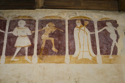 France, Côtes-d'Armor (22), Plouha, chapelle de Kermaria an Iskuit, fresque de la Danse macabre de la fin du XVème siècle