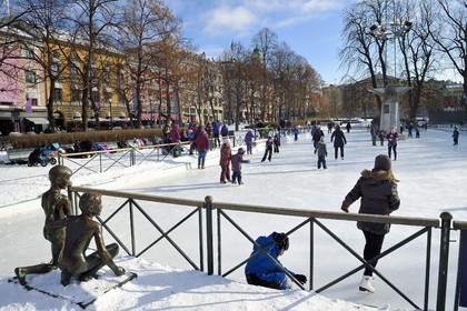 Norvège, Oslo, Eidsvoll Square le long de la rue Karl Johan, patinoire de Spikersuppa, patinage en famille