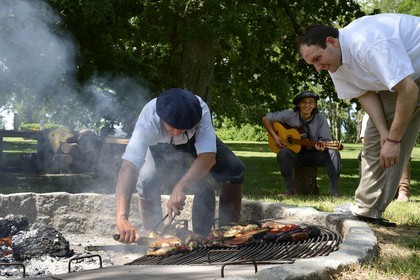 Argentina, Buenos Aires Province, San Antonio de Areco, estancia La Bamba de Areco, gauchos at camp, it's time for music and songs of Estilos and Milongas, meat and sausages barbecue grills