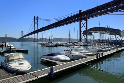 Portugal, Lisbonne, le pont du 25 de Abril sur le Tage depuis Doca de Santo Amaro