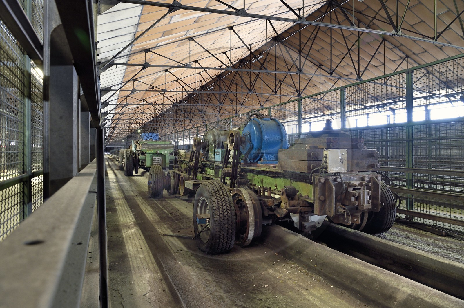 France, Puy-de-Dôme (63), Clermont-Ferrand, Pistes d'essai de l'usine Michelin de Cataroux, des chariots lestés de plomb y faisaient d'incessants va-et-vient pour tester les pneus