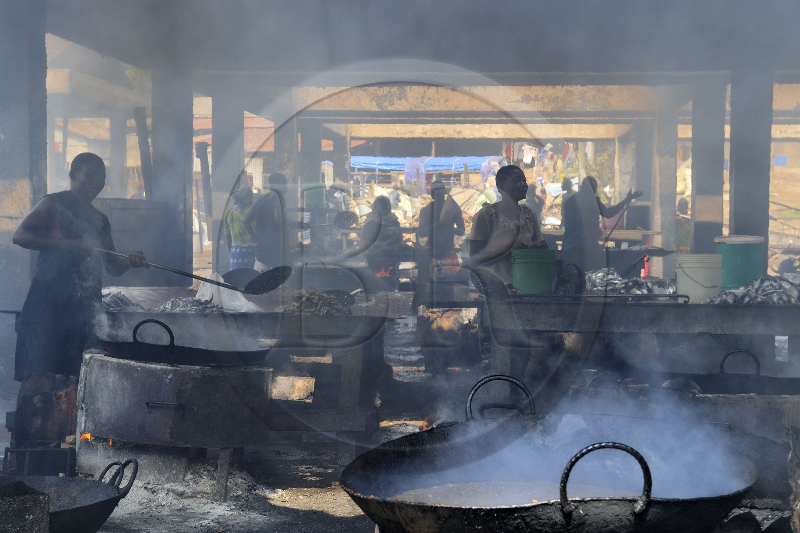 Tanzanie, Dar es-Salaam, marché aux poissons de Kivukoni, on fait frire les poissons dans des vasques métalliques abondamment remplies d'huile avant de le revendre à travers la ville
