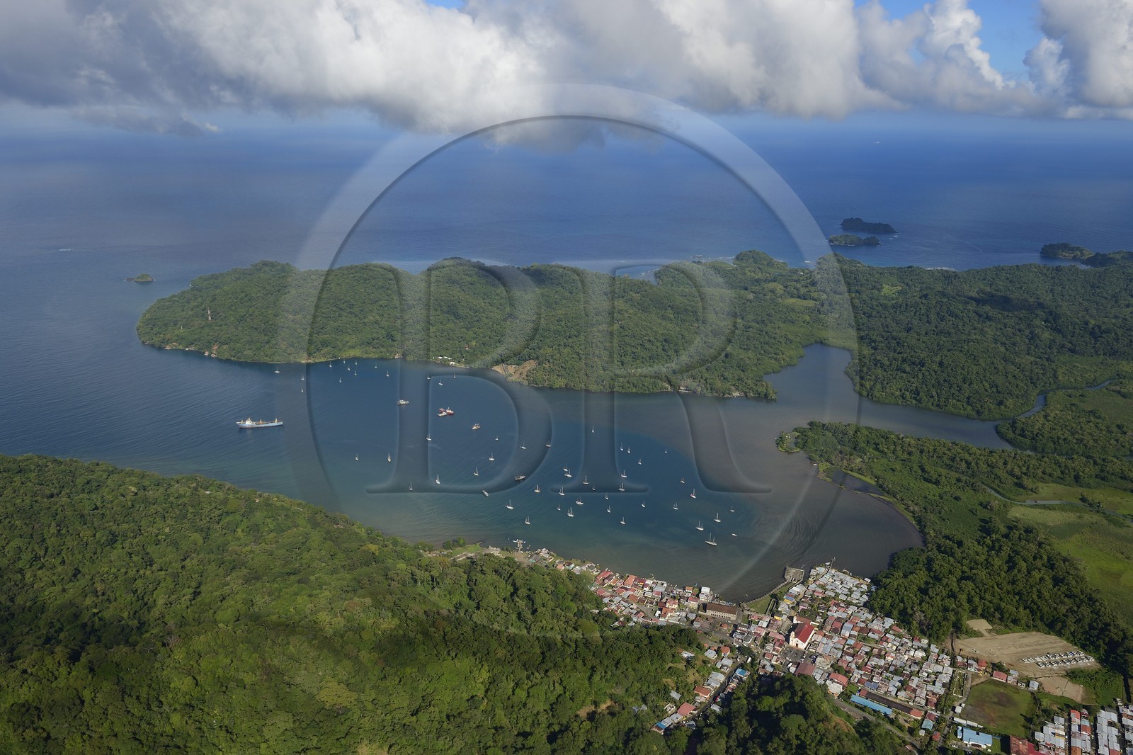 Panama, province de Colon, Portobelo, classé Patrimoine Mondial de l'UNESCO et sa baie (vue aérienne)