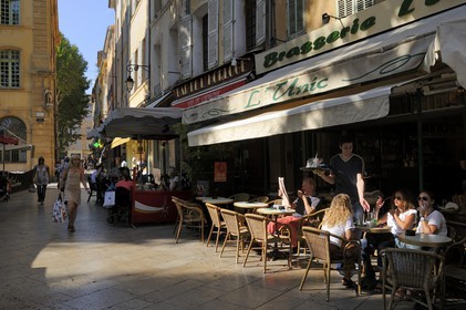 France, Bouches-du-Rhône (13), Aix-en-Provence, place Richelme, terrasse de café