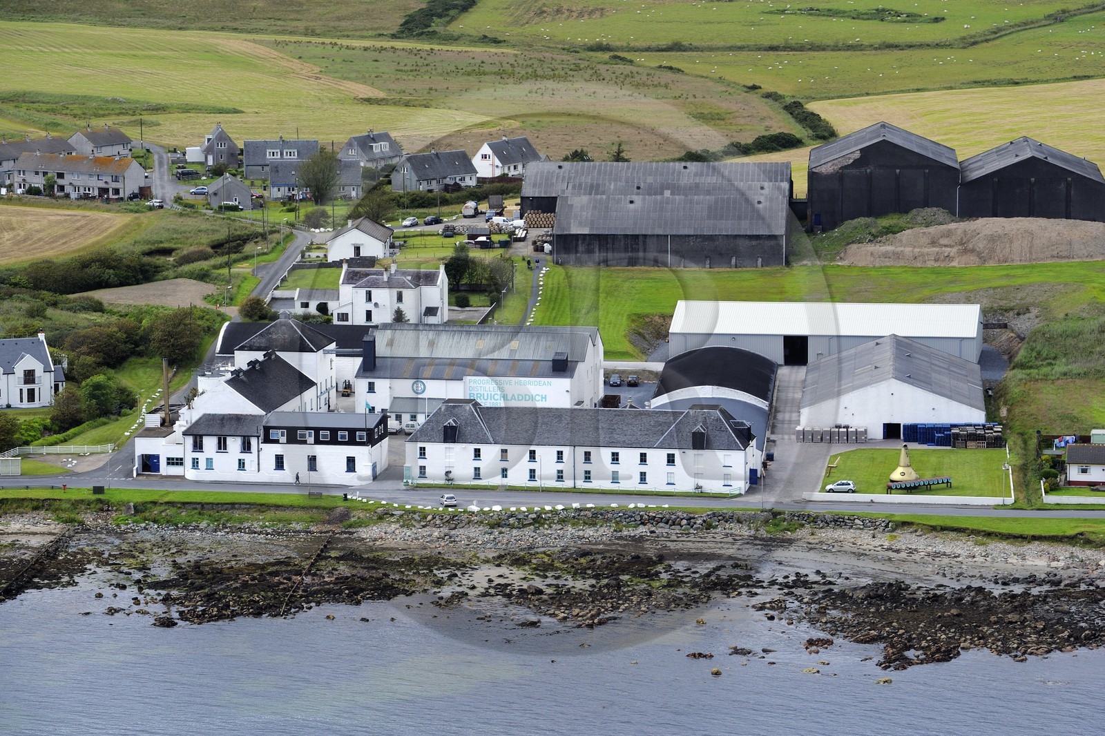 Royaume-Uni, Ecosse, Hébrides intérieures, Ile de Islay, Bruichladdich, distillerie de whisky Bruichladdich (vue aérienne)
