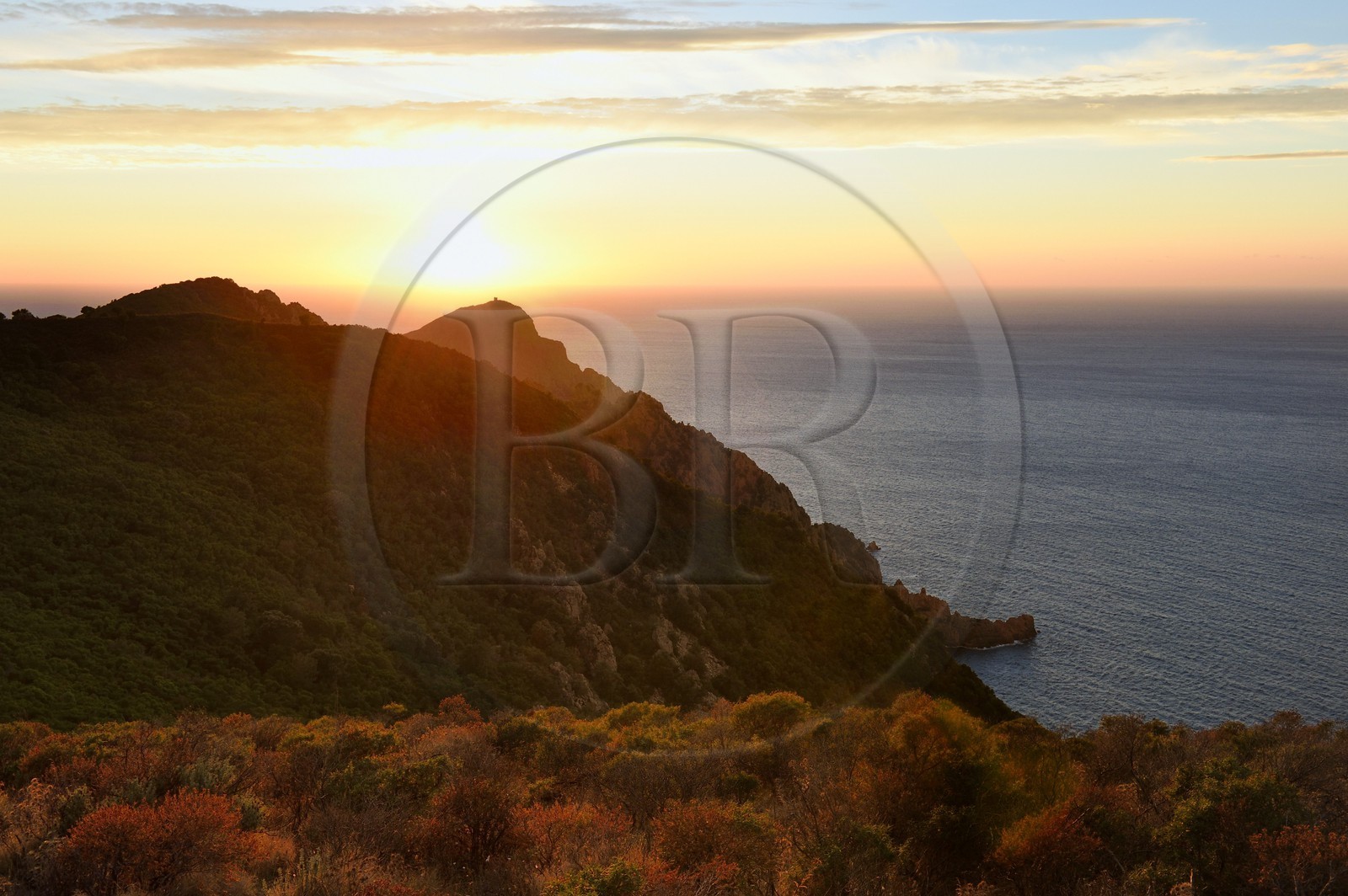 France, Corse-du-Sud (2A), Golfe de Porto, classé Patrimoine Mondial de l'UNESCO, le Capo Rosso et la Tour Génoise de Turghiu (Turghio) en arrière plan