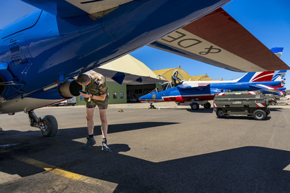 France, Bouches-du-Rhône (13), Salon-de-Provence, base aerienne 701, base de la Patrouille de France (PAF pour Patrouille acrobatique de France) de l'Armée de l'air et de l'espace française, l'adjudant Nicolas Renard, le mécanicien, effectue le tour avion de son Alphajet
