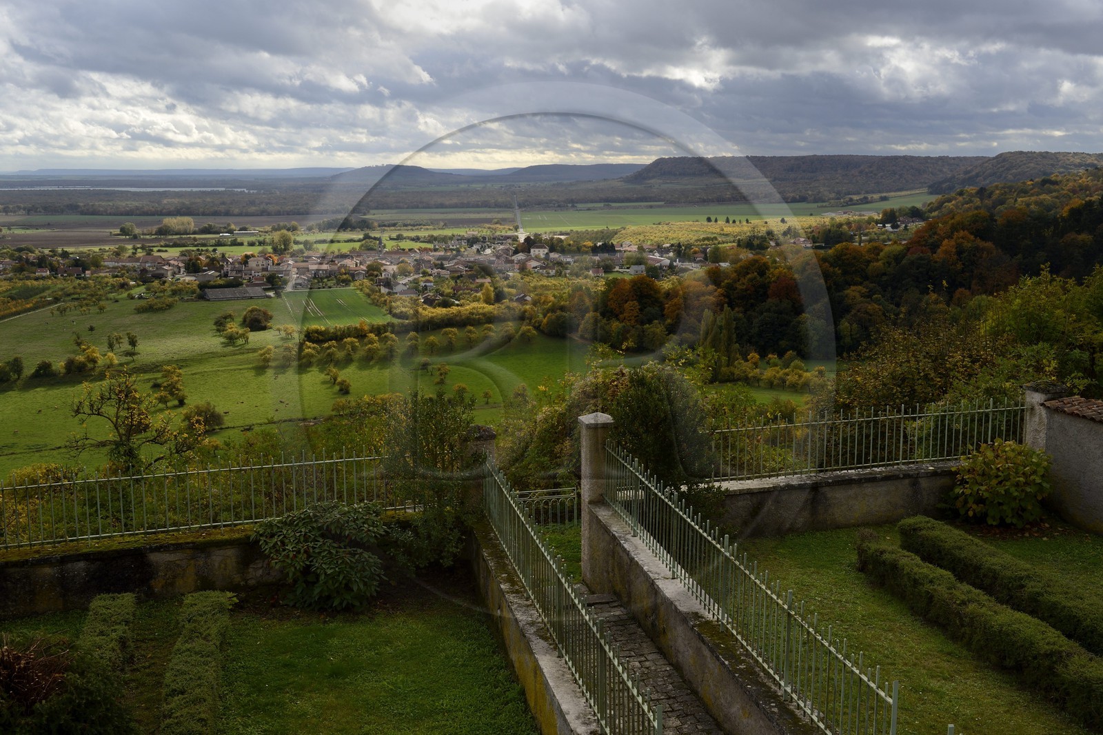 France, Meuse (55), Parc régional de Lorraine, Cotes de Meuse, Hattonchâtel, le village de Vigneulles-les-Hattonchatel dans la plaine de la Woëvre