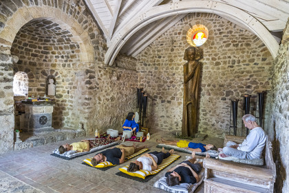France, Var (83), Provence Verte, Bras, la maison d'hotes Le Peyrourier - une campagne en Provence, le voyage sonore de l'artiste musicienne Yasi Zandi dans l'ancienne chapelle templière reconstruite