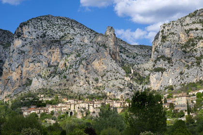 France, Alpes-de-Haute-Provence (04), Parc Naturel Régional du Verdon, Moustiers-Sainte-Marie, labellisé Les Plus Beaux Villages de France, et la chapelle Notre-Dame de Beauvoir en arrière plan dans la falaise