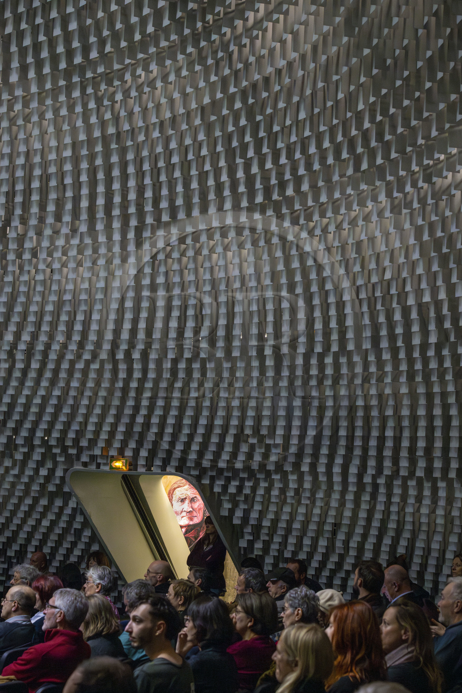 France, Paris (75), place du Colonel Fabien, immeuble du parti communiste français de l'architecte Oscar Niemeyer, vernissage de l'exposition Odyssée de l'artiste Fred Kleinberg à l'Espace Niemeyer