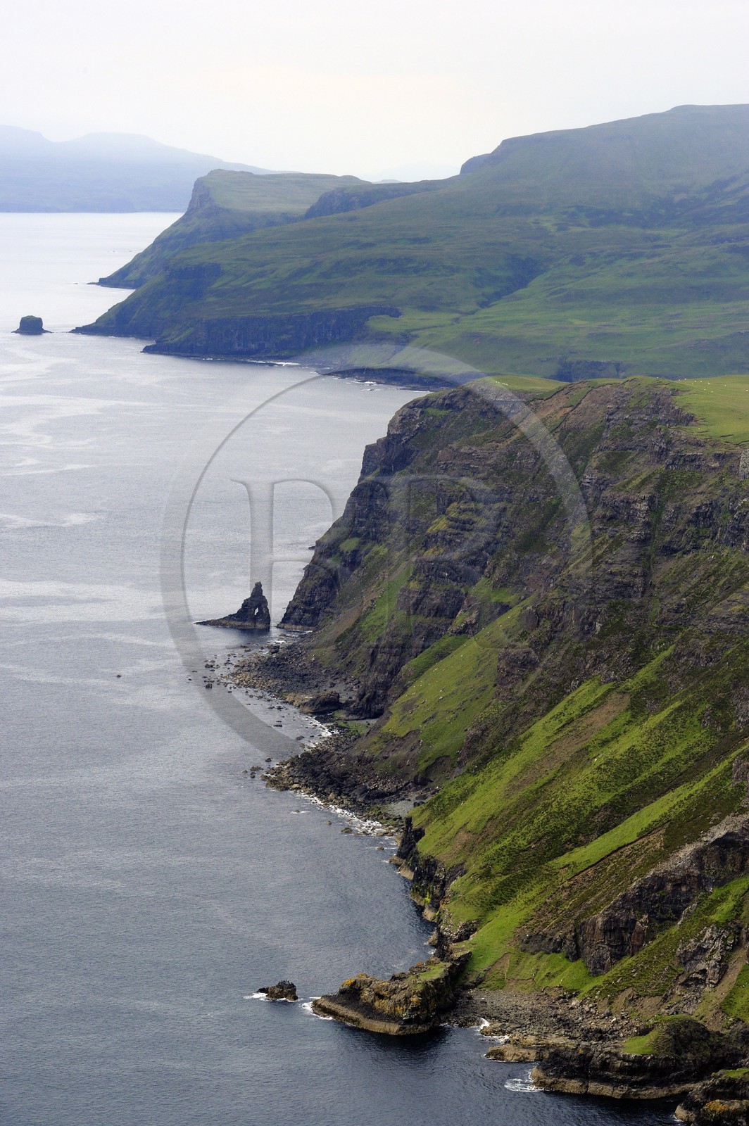 Royaume-Uni, Ecosse, Highland, Hébrides intérieures, Ile de Skye, les falaises abruptes de la côte Ouest de la péninsule de Minginish (vue aérienne)