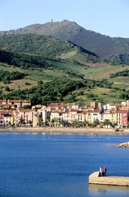 France, Pyrénées-Orientales (66), Collioure et sa plage dominées par la tour Madeloc