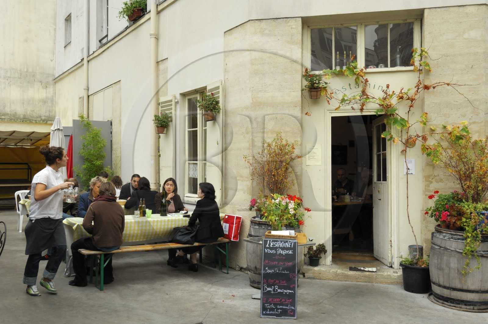 France, Paris (75), le marché des Enfants Rouges, restaurant l' Estaminet