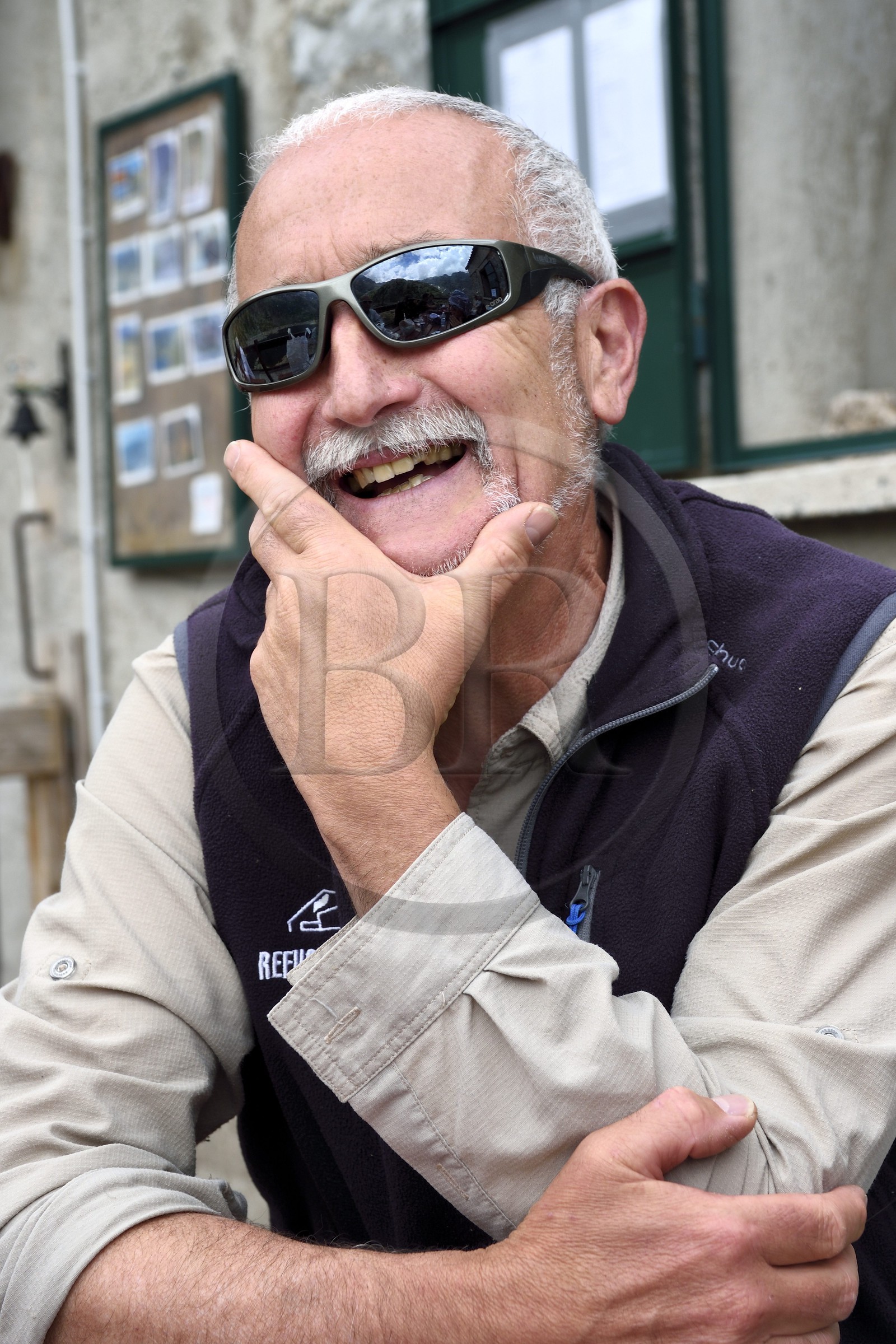 France, Alpes-Maritimes (06), parc national du Mercantour, vallée de la Valmasque, le refuge de la Valmasque (FFCAM) à 2233m, le gardien du refuge Michel Duranti