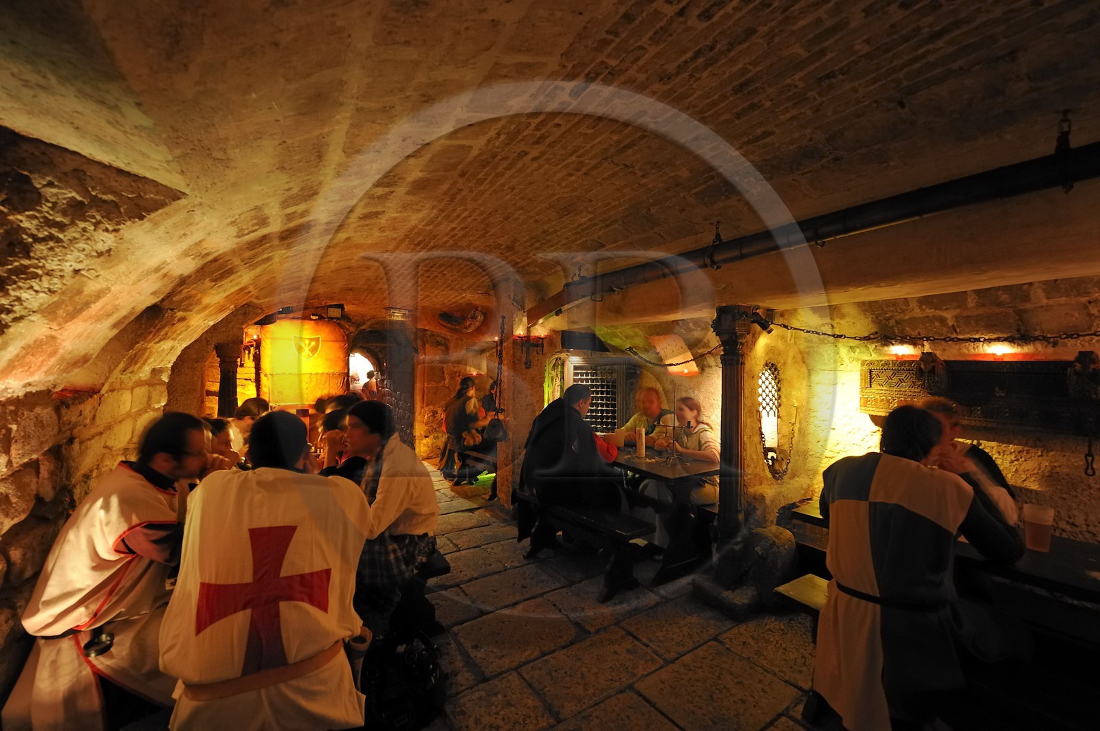 France, Paris (75), les caves Saint-Sabin, taverne médievale, tous les clients doivent être costumés comme au moyen-age France, Paris (75), les caves Saint-Sabin, taverne médievale, tous les clients doivent être costumés comme au moyen-age