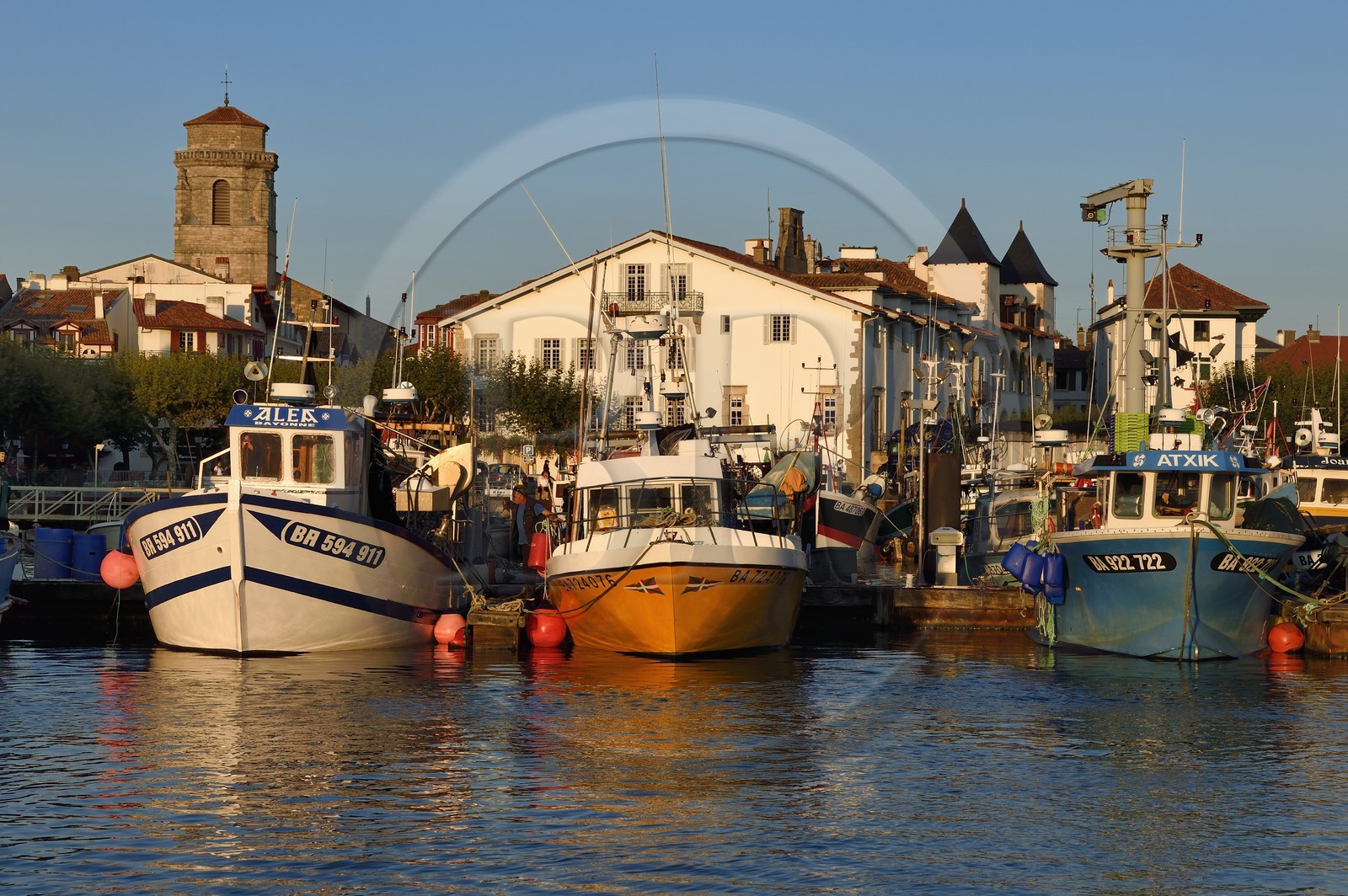 France, Pyrénées-Atlantiques (64), Pays-Basque, Saint-Jean-de-Luz, le port de pêche, l'église Saint-Jean-Baptiste à gauche et la facade blanche de l'hotel de ville à droite