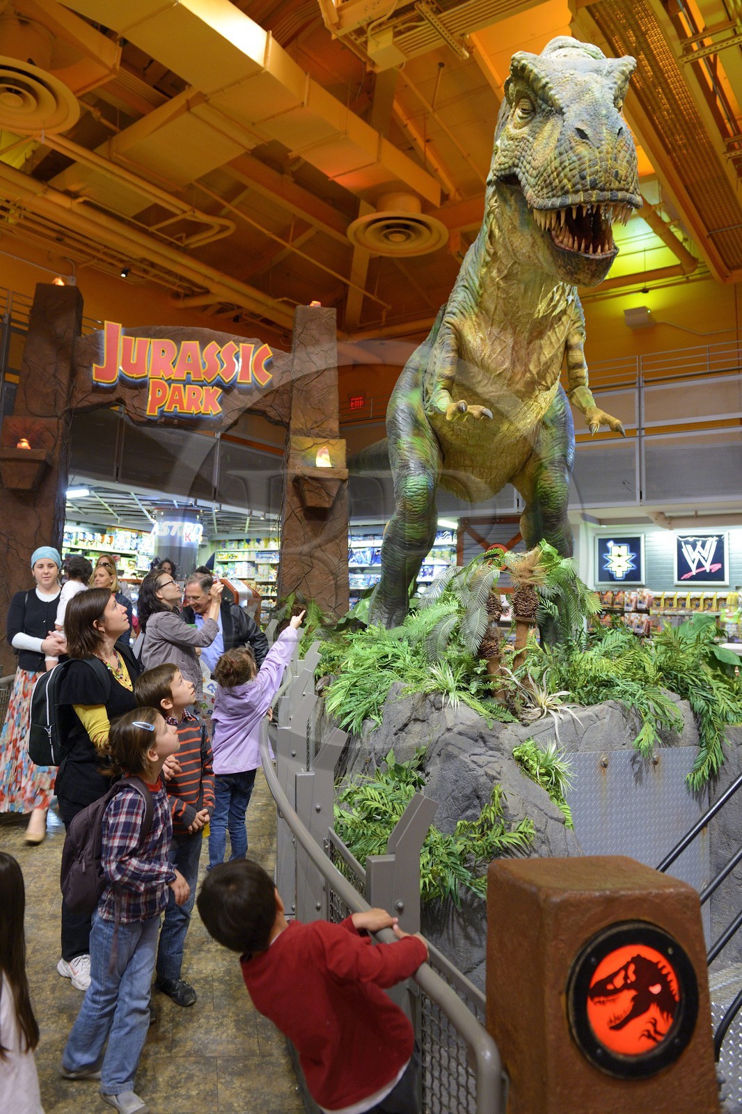 Etats-Unis, New York, Manhattan, Times Square, magasin de jouets ToysRUs et son dinosaure