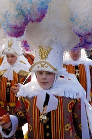 Belgique, Wallonie, carnaval de Binche, Gilles de Binche en procession avec leur coiffe lançant des oranges