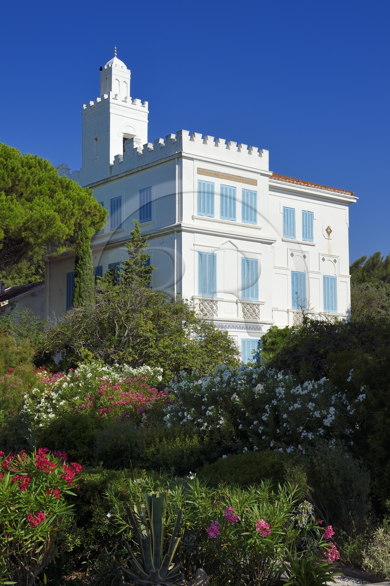France, Var (83), la rade de Toulon, La Seyne-sur-Mer, quartier de Tamaris, la villa du Croissant de style orientaliste reconnaissable à sa tour-minaret