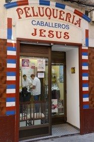 Espagne, Aragon, Saragosse, salon de coiffure pour homme dans la vieille ville