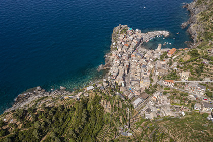 Italie, Ligurie, Cinque Terre, parc national des Cinque Terre classé Patrimoine Mondial de l'UNESCO, village de Vernazza et son port (vue aérienne)