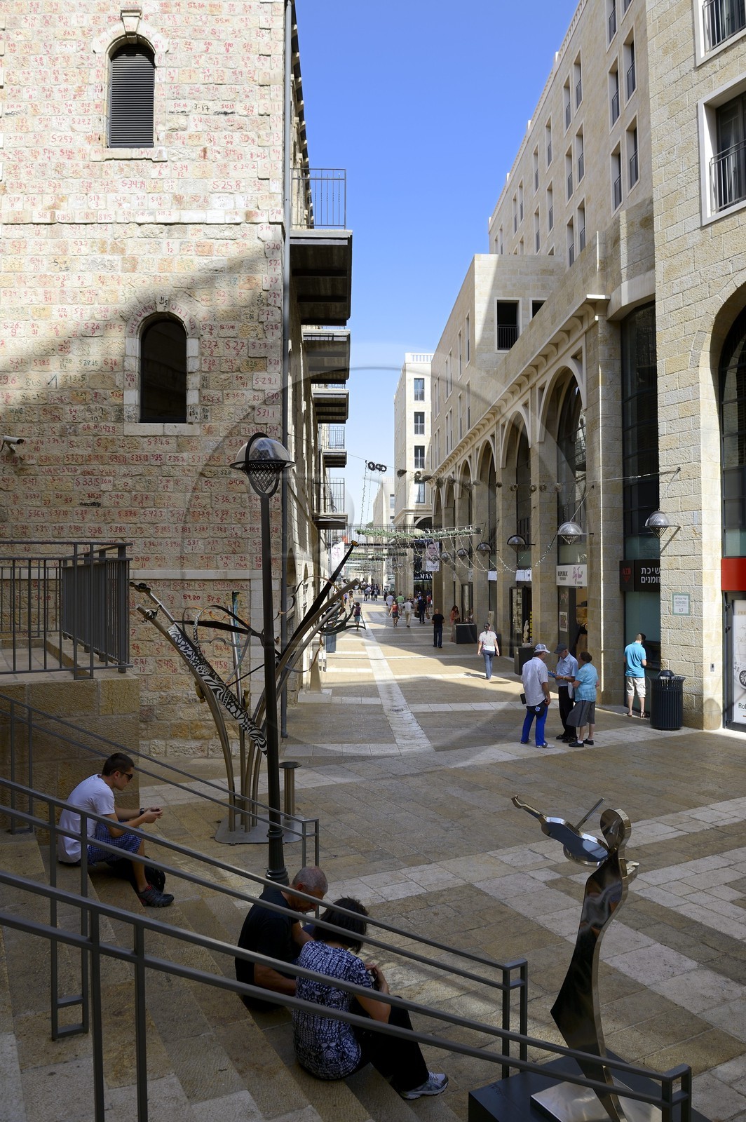 Israel, Jerusalem, centre commercial de luxe de la rue piétonne Mamilla dans la ville moderne, conçu par l'architecte israélien Moshe Safdie
