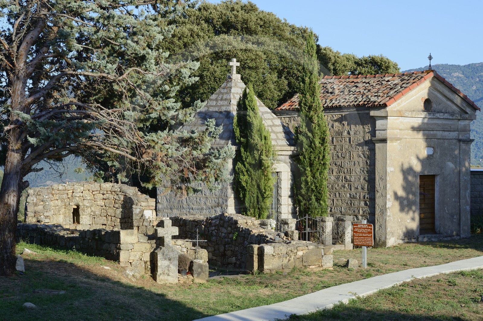 France, Corse-du-Sud (2A), Alta Rocca, vestiges de l'église Santa-Maria-Assunta dans le petit cimetière de Mela