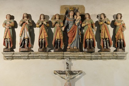 France, Côtes-d'Armor (22), Vieux-Marché, la chapelle des Sept-Saints consacrée aux Sept Dormants d'Éphèse, les statues des sept Dormants dans la chapelle datent du XVIIIème siècle