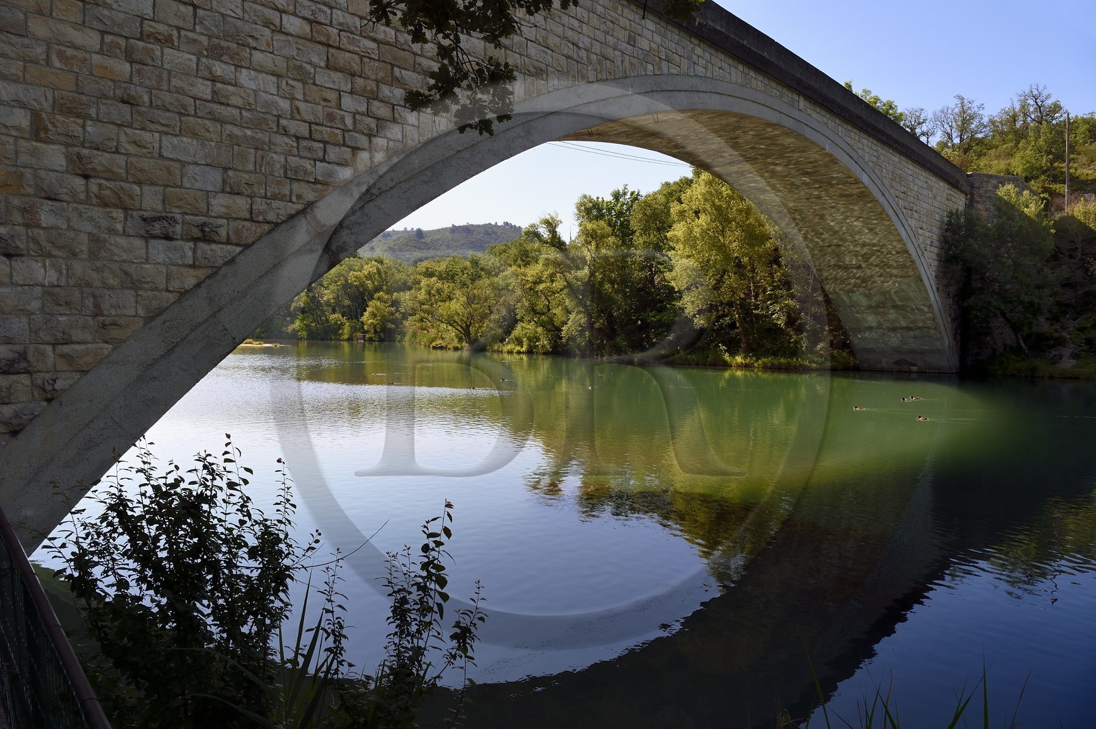 France, Alpes-de-Haute-Provence (04), parc naturel régional du Verdon, Gréoux-les-Bains, pont au dessus des rives du Verdon