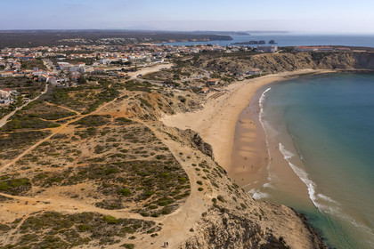 Portugal, Algarve, parc naturel du Sud-Ouest Alentejano et Costa Vicentina, Sagres à l'extrême sud-ouest du Portugal et de l'Europe, la plage de Praia da Mareta et la ville