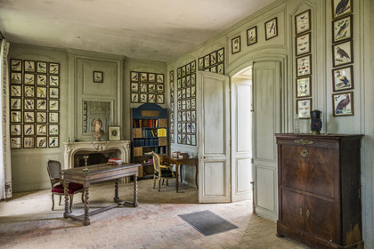 France, Côte-d'Or (21), Montbard, Musée Parc Buffon, cabinet de travail de Georges-Louis Leclerc de Buffon sur le rempart ouest où il rédigea de 1749 à 1788 son Histoire naturelle en collaboration avec Louis Jean-Marie Daubenton notamment, murs couverts des estampes aquarellées de François-Nicolas Martinet qui illustrent l’Histoire Naturelle des Oiseaux