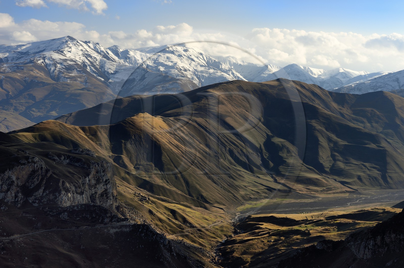 Azerbaïdjan, région de Quba (Guba), chaine de montagne du Grand Caucase, la vallée de la route Xinaliq Yolu vers Khinalug (Xinaliq) Azerbaïdjan, région de Quba (Guba), chaine de montagne du Grand Caucase, la vallée de la route Xinaliq Yolu vers Khinalug (Xinaliq)