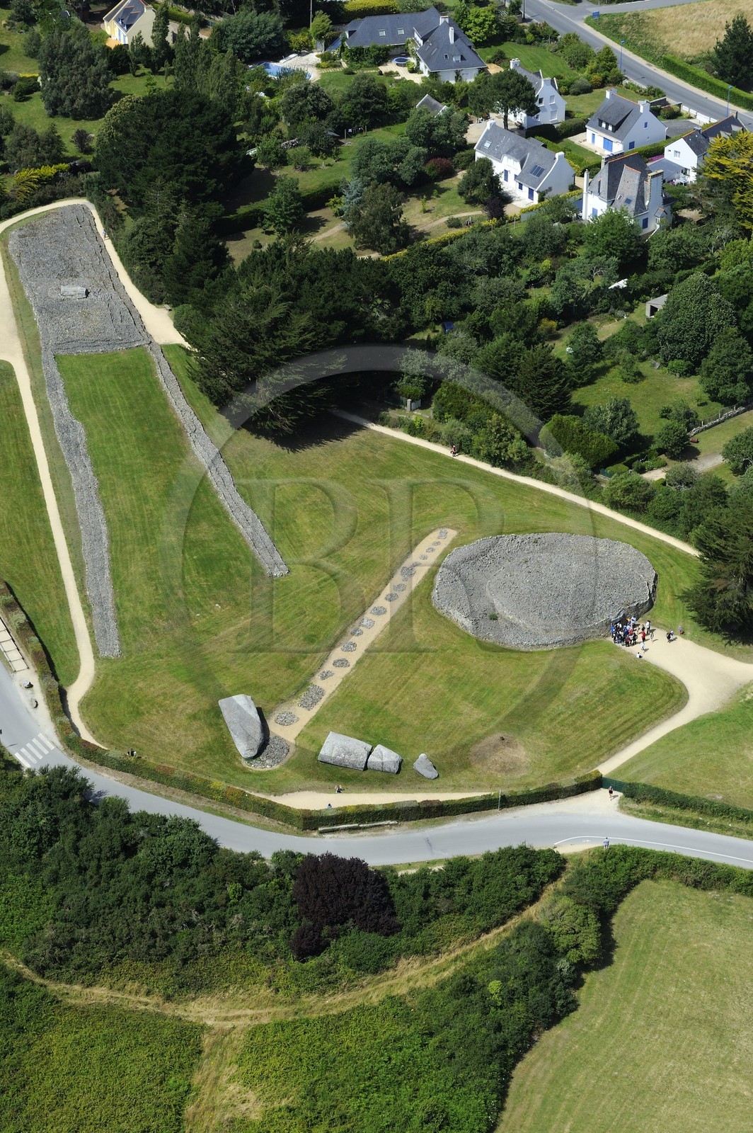France, Morbihan (56), Golfe du Morbihan, Locmariaquer, le tumulus d'Er Grah, le grand menhir brisé d'Er Grah et le cairn de la Table des Marchands (vue aérienne)