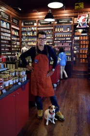 France, Pyrénées-Atlantiques (64), Pays-Basque, Biarritz, Chez Arosteguy épicerie fine créée en 1876, Pierre Arosteguy