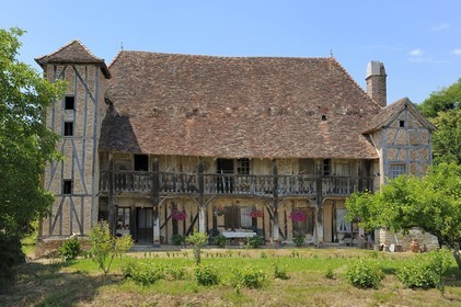 France, Saône et Loire (71), village de Juif, La Grosse Grange ferme bressane traditionnelle à étage et colombage