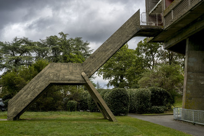 France, Loire-Atlantique (44), banlieue de Nantes, Rezé, la Maison Radieuse par l'architecte Le Corbusier, escalier de secours extérieur