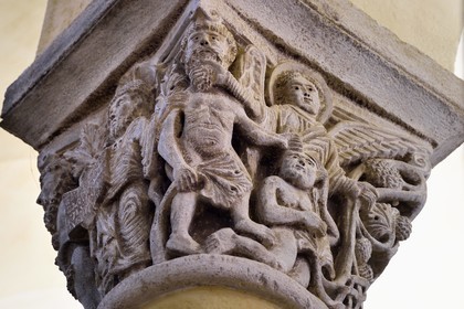 France, Puy-de-Dôme (63), Clermont-Ferrand, basilique Notre-Dame-du-Port de style roman auvergnat, classée Patrimoine Mondial de l'UNESCO au titre des Chemins de Saint-Jacques-de-Compostelle en France, chapiteau du choeur représentant Adam et Eve chassés du Paradis terrestre