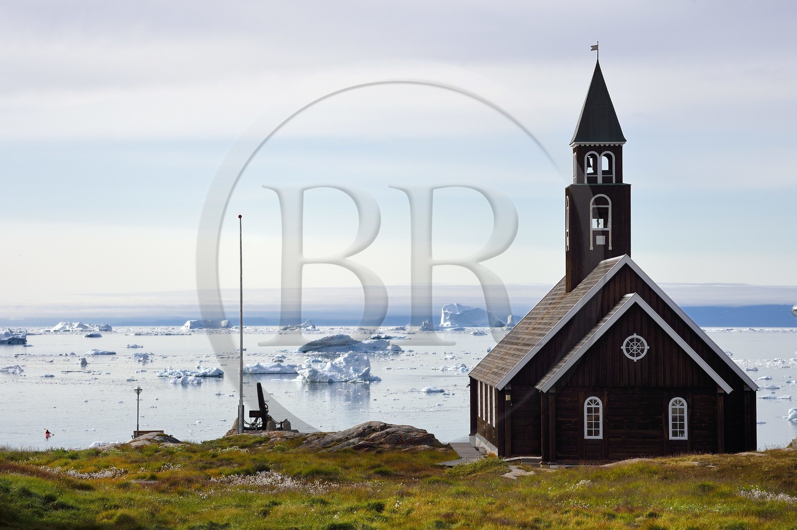 Groenland, cote ouest, baie de Disko, Ilulissat, église de Sion construite à la fin du XVIIIe siècle et icebergs en arrière plan
